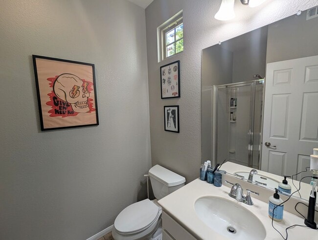 Building Photo - Stunning Modern End Unit Tri Level Condo i...