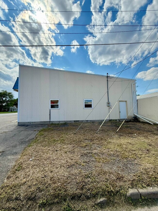 Building Photo - 305 W 5th St