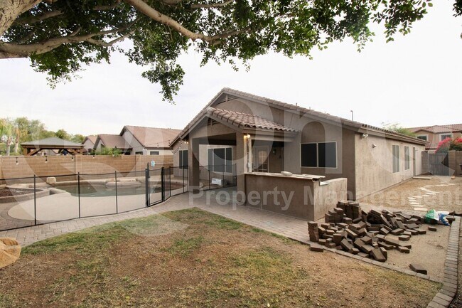 Building Photo - 1092 W Vaughn Ave