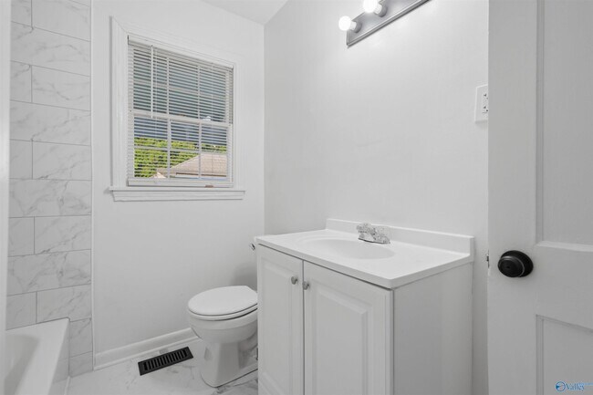 Building Photo - 2608 8th Ave SW