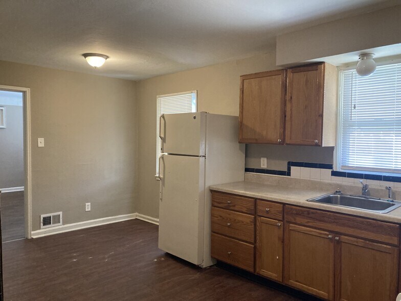 Kitchen - 5614 Gatesworth Ave