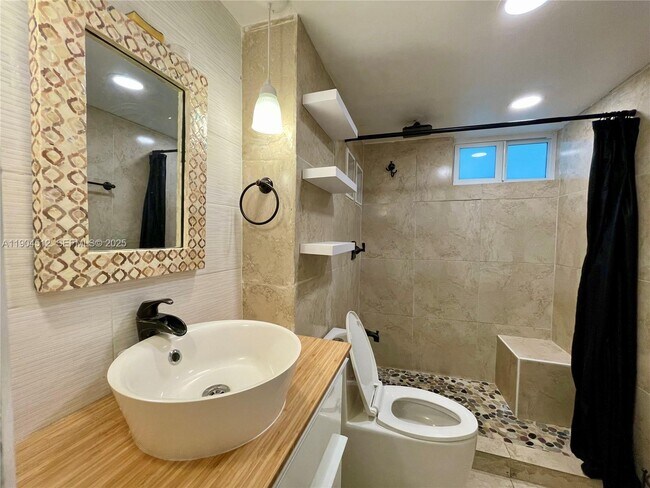 Building Photo - 1670 Bay Rd