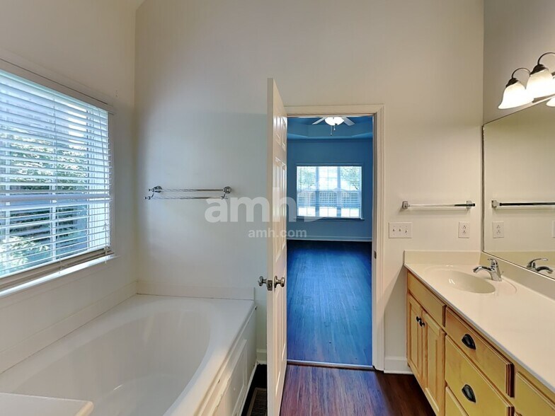 Building Photo - 2043 Keene Cir