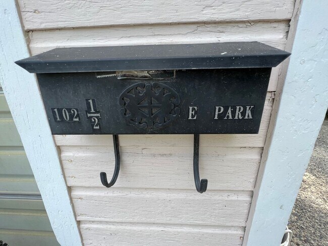 Building Photo - 102 E Park Ave