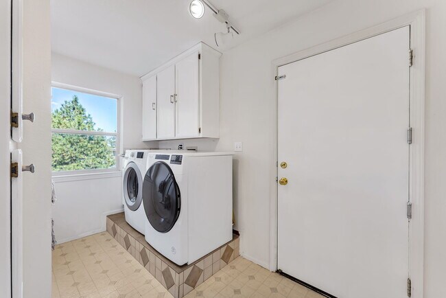 Building Photo - 2430 Telluride Dr