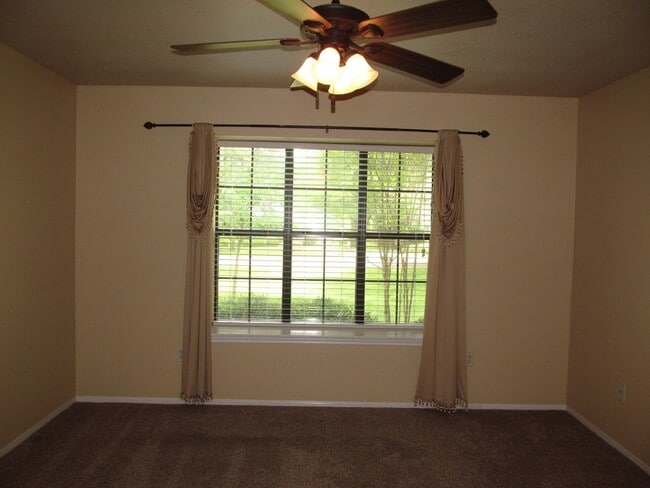 Building Photo - LARGE 4 BEDROOM NEAR LAKE