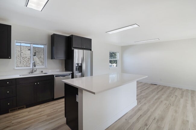 Building Photo - 3 Bed 2 Bath - Excellent Condition - WSG Included - Pet Friendly - Island Hospital