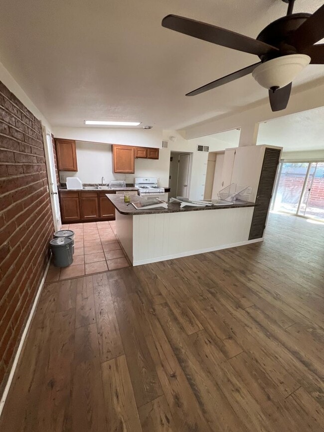 Building Photo - Central 3 Bedroom 2 Bath Burnt Adobe Home with Pool