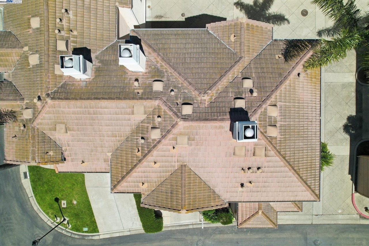Building Photo - 385 Montecito Way