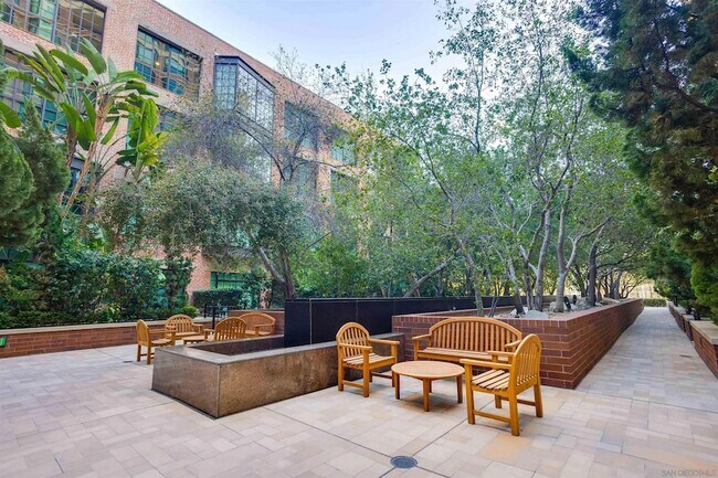 Building Photo - 500 W Harbor Dr