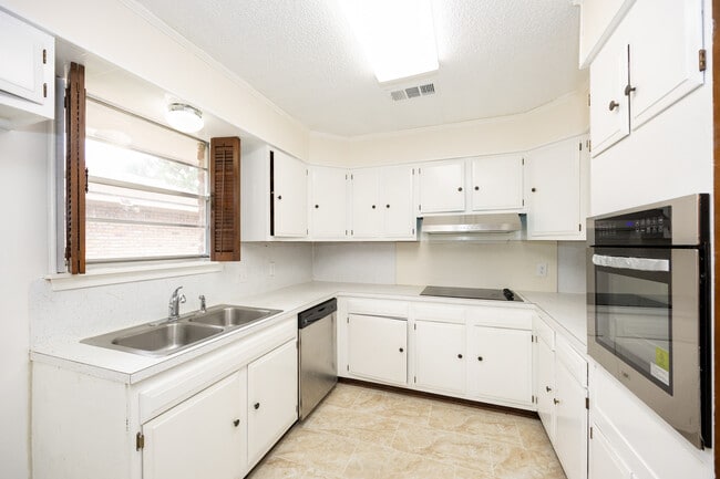 Building Photo - 12114 Tams Dr