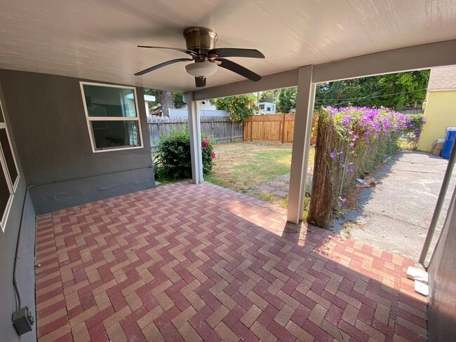 Building Photo - UNFURNISHED- 3B2B House in Toluca Lake/NoHo