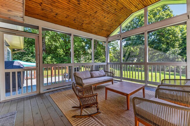 Building Photo - 723 Forest Ridge Dr