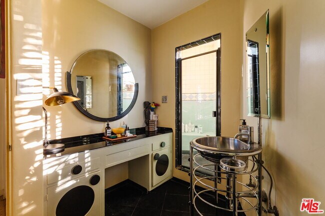 Building Photo - 1530 N Easterly Terrace