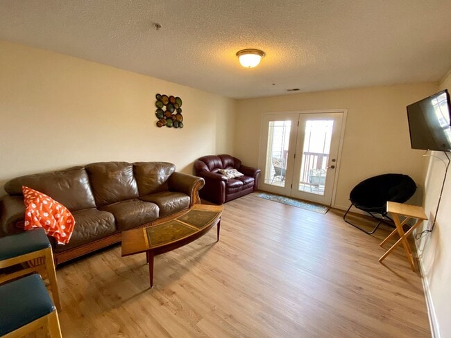 Building Photo - 4 Bedroom Condo in Harts Cove!