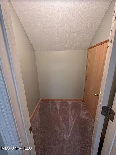 Building Photo - 2206 Pinehaven Dr
