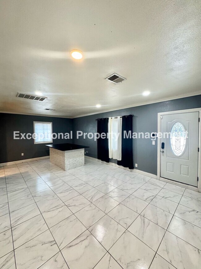 Building Photo - 8047 Laurel Ave