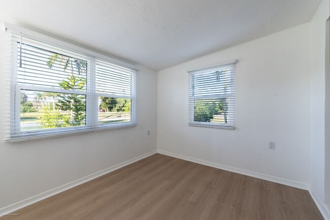 Building Photo - CLOSE TO HISTORIC DISTRICT AND PARKS