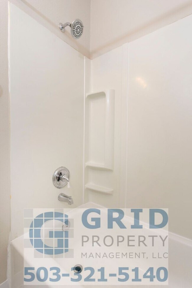 Building Photo - 3 Bedroom Home - Large Corner Lot - SE Por...