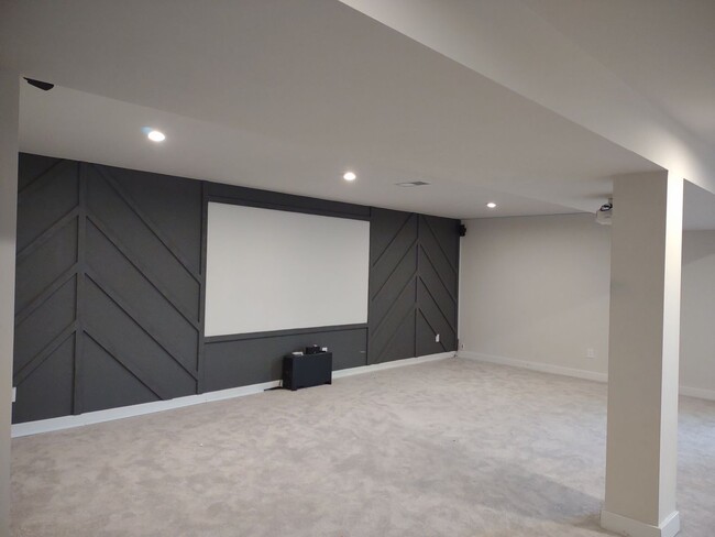 Building Photo - Superlative 6 Bedroom, 5 Bathroom Home in ...
