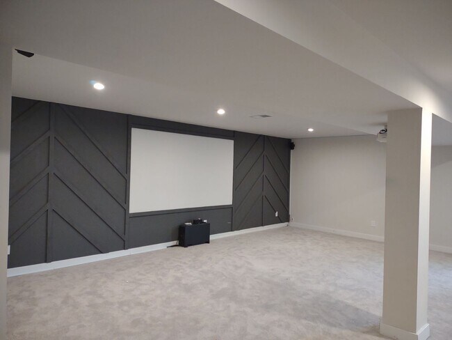 Building Photo - Superlative 6 Bedroom, 5 Bathroom Home in an Upscale Community!