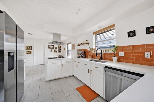 Building Photo - 323 Gentilly Dr