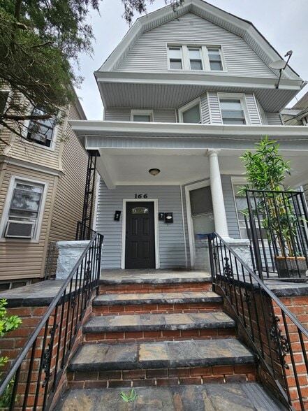 Primary Photo - 166 Carteret Ave