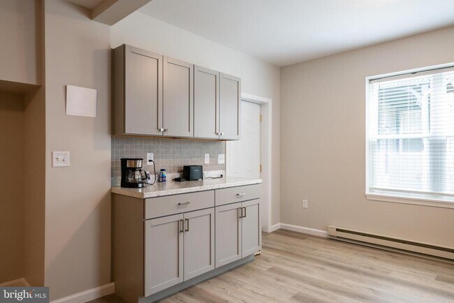 Building Photo - 419 Woodward St