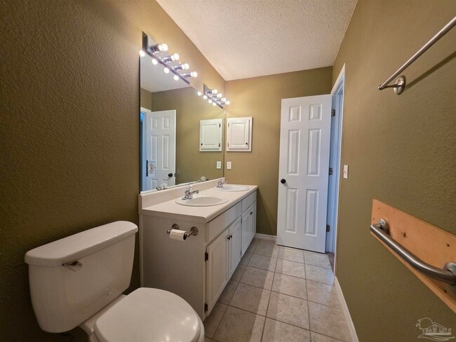 Building Photo - 4041 Shorewood Dr