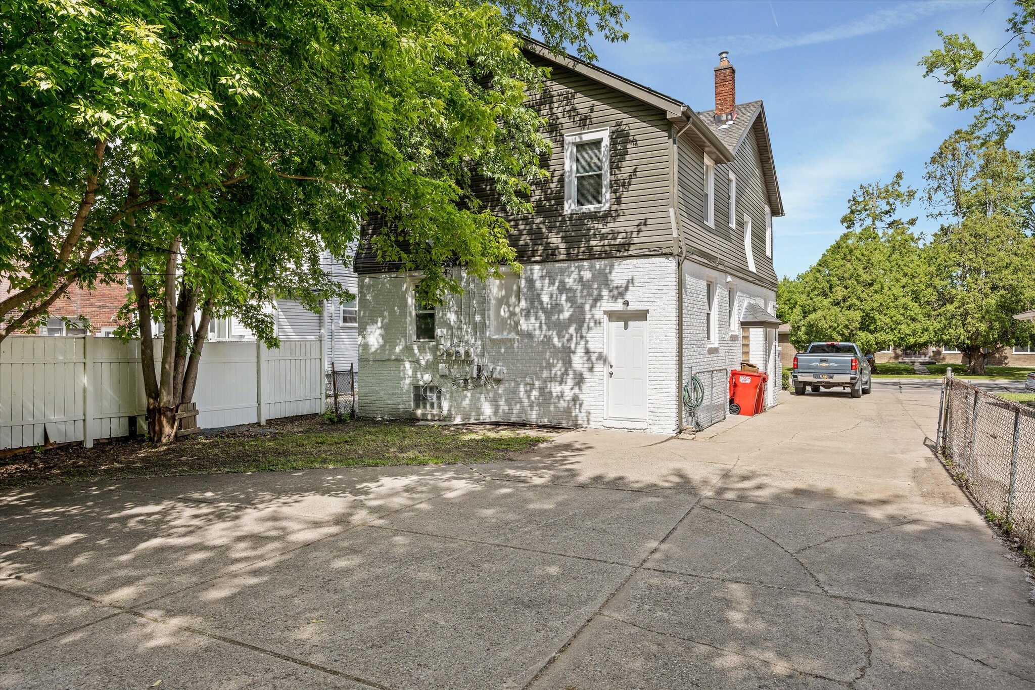 Building Photo - 22911 Hayes Ave