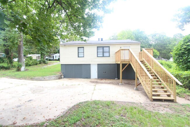 Building Photo - New On The Market! Totally Renovated! Chec...