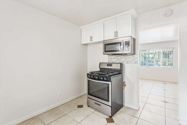 Building Photo - 2 bedroom Duplex with Huge yard!