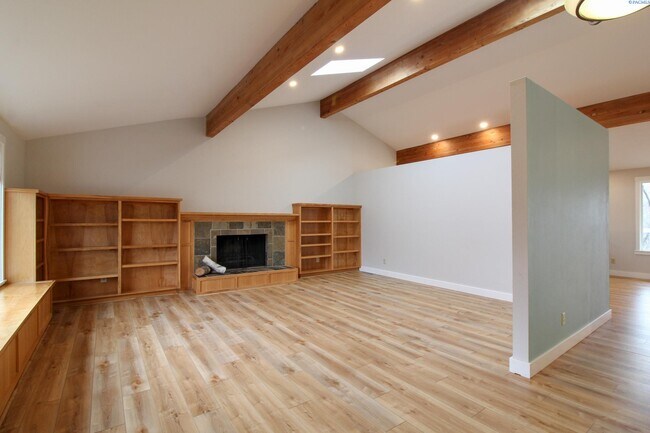 Building Photo - 5 Bed/3 Bath + an Office/Bonus Room House