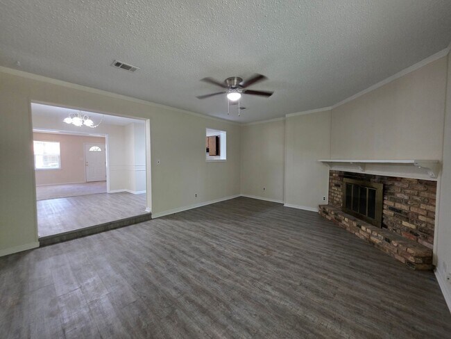 Building Photo - Nicely updated 3BR/1.5BA with fenced in ba...