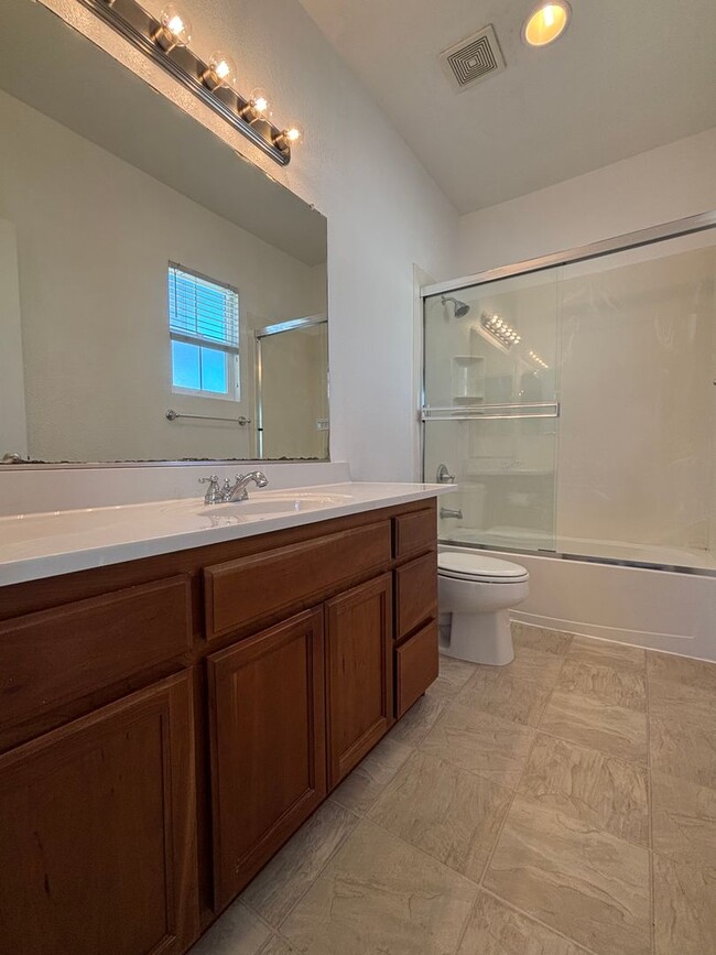Building Photo - Gorgeous 4 Bed, 3 Bath in Brentwood with S...