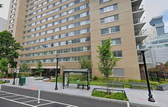 Building Photo - 100 Montgomery St