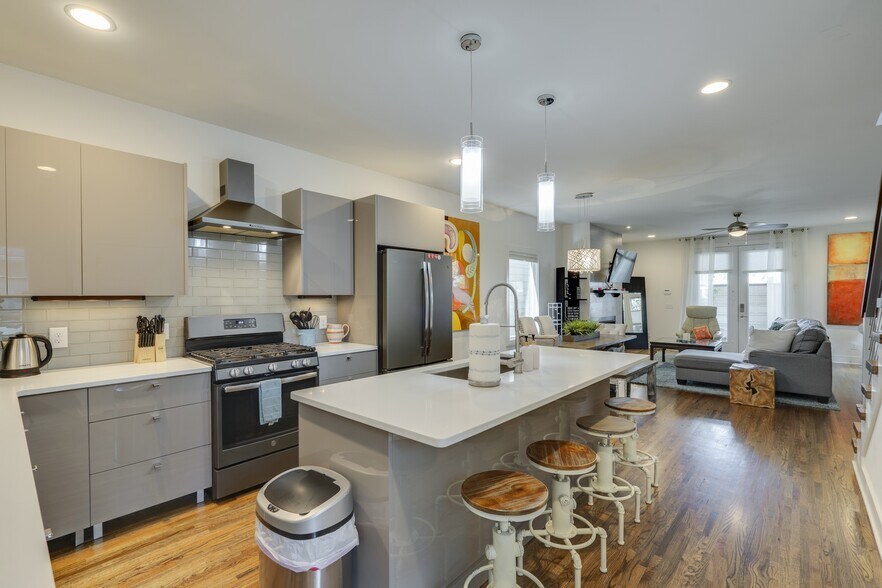Large Kitchen with Custom Softtouch cabines - 1910 11th Ave N