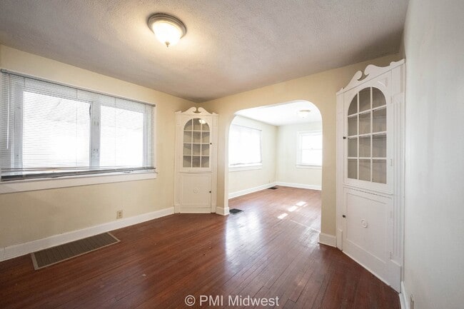 Building Photo - "Charming 2-Bed Home with Gleaming Hardwoo...