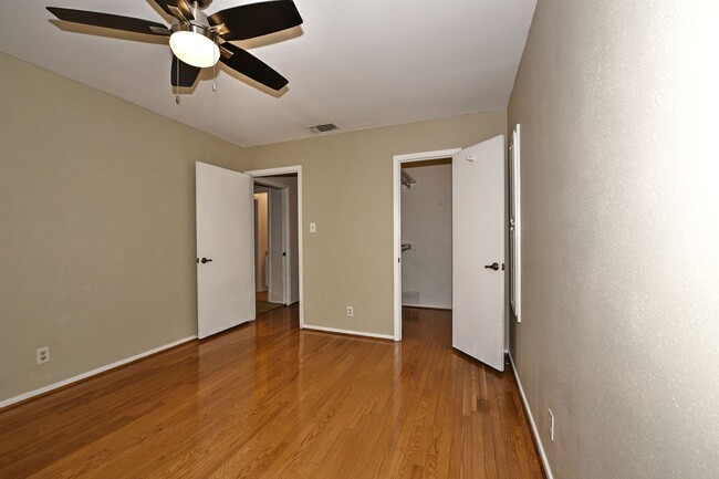Building Photo - Lovely garden home in great location