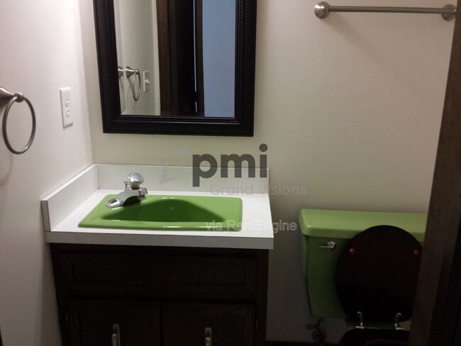 Building Photo - 536 W Ash Ave