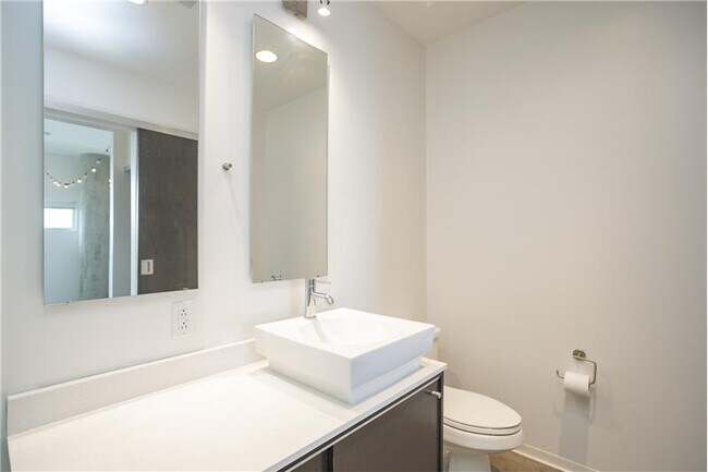 Building Photo - 2115 Yeaman Pl