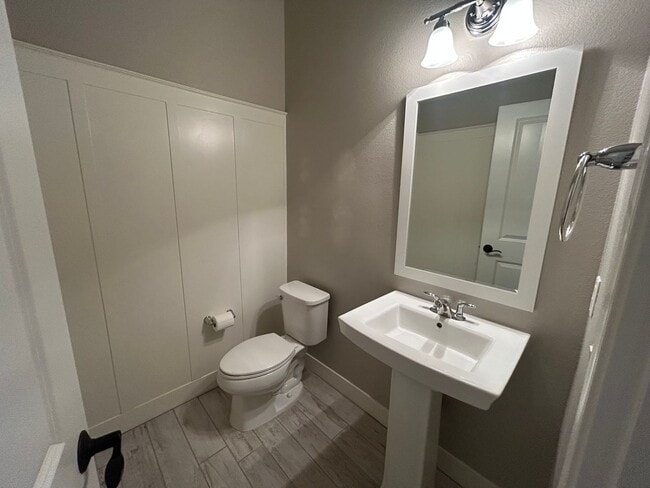 Building Photo - Brighton Oaks Beauty Just Steps from Downt...