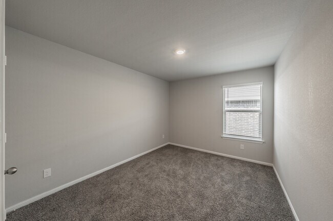 Building Photo - 1385 Dillard Creek Dr