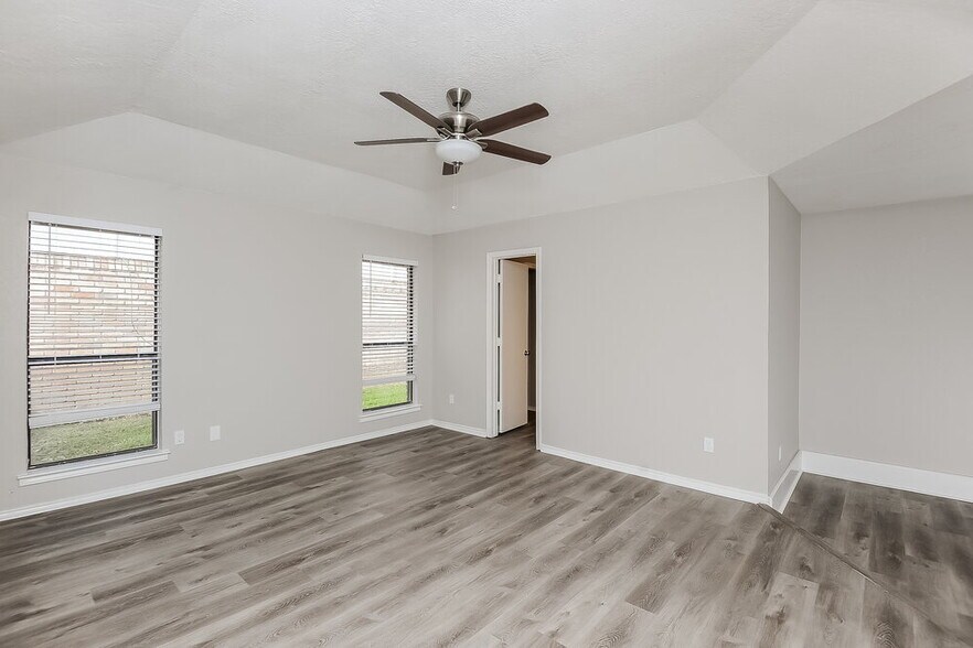 Building Photo - 2609 S Meadow Dr