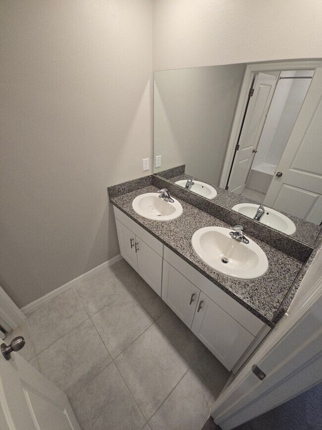 Building Photo - Gorgeous 5-Bedroom, 2.5-Bathroom Home in Riverview