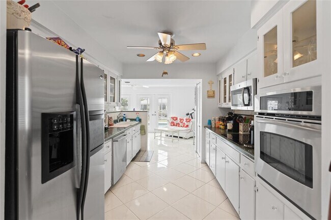 Building Photo - 2670 NE 47th St