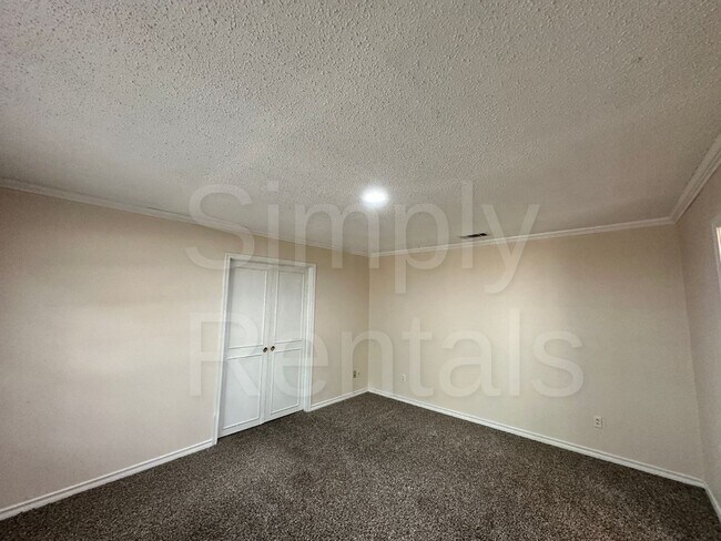 Building Photo - 7 Timberside Dr