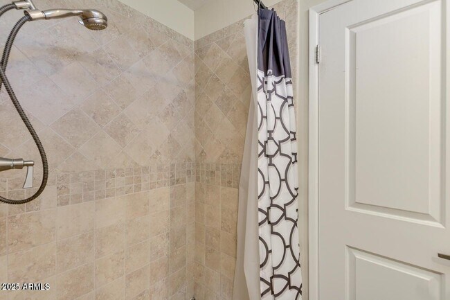 Building Photo - 3832 E Bloomfield Rd