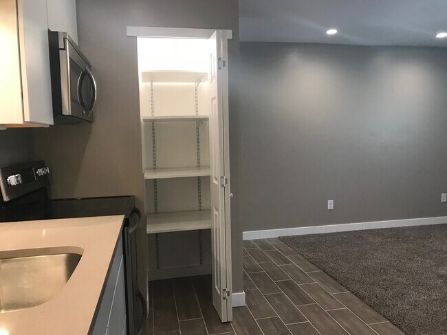 Building Photo - Top Floor Studio In The Wimbledon Condos! Ideal Location!