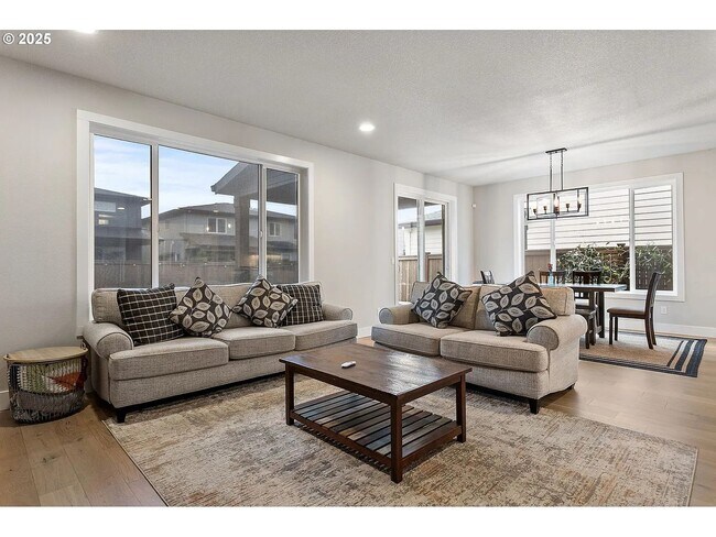 Building Photo - 4093 SE Reed Dr